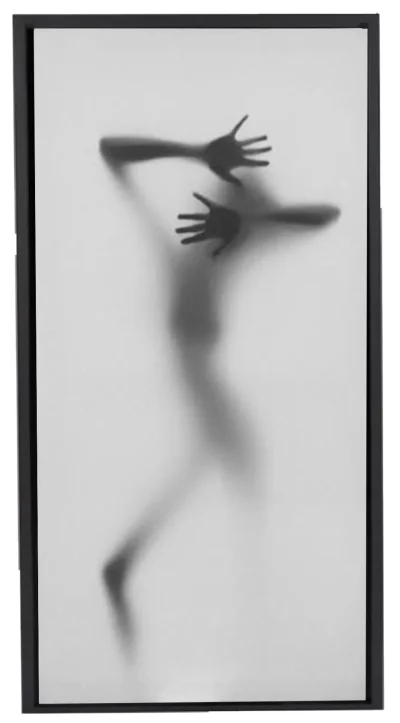 Женский силуэт за стеклом