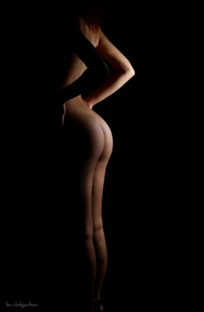 Голое женское тело в темноте