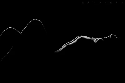 Женское тело на черном фоне