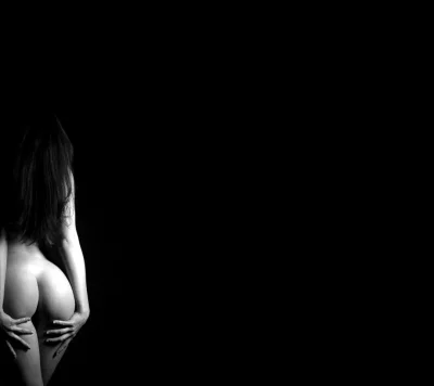 Силуэт девушки на черном фоне