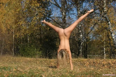 Голые гимнастки на природе