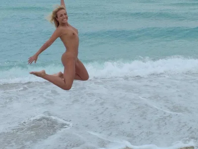 Море девушка