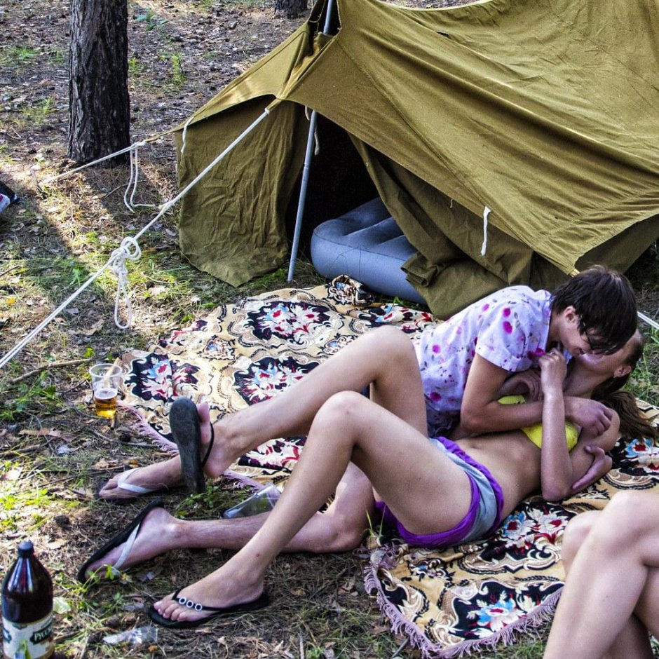 Голые девчонки в палатке