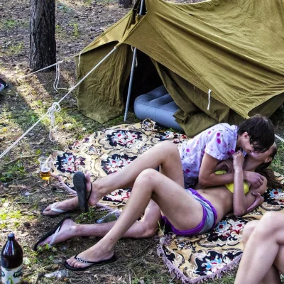 Голые девчонки в палатке