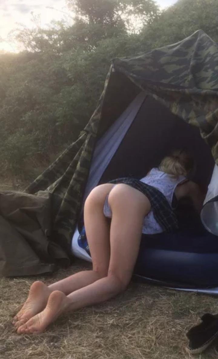 Обнажённые девушки в палатке