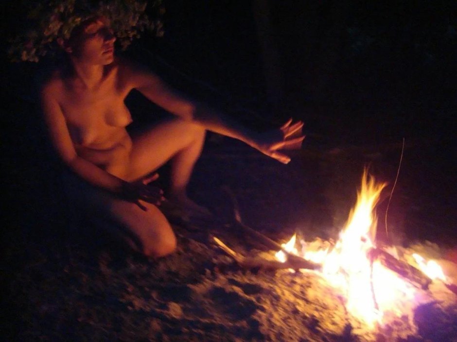 Ночь костер голая женщина