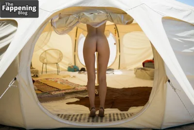 Красивые голые женщины в палатке