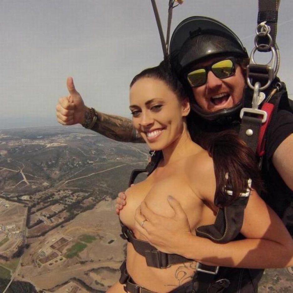 Девушка с парашютом