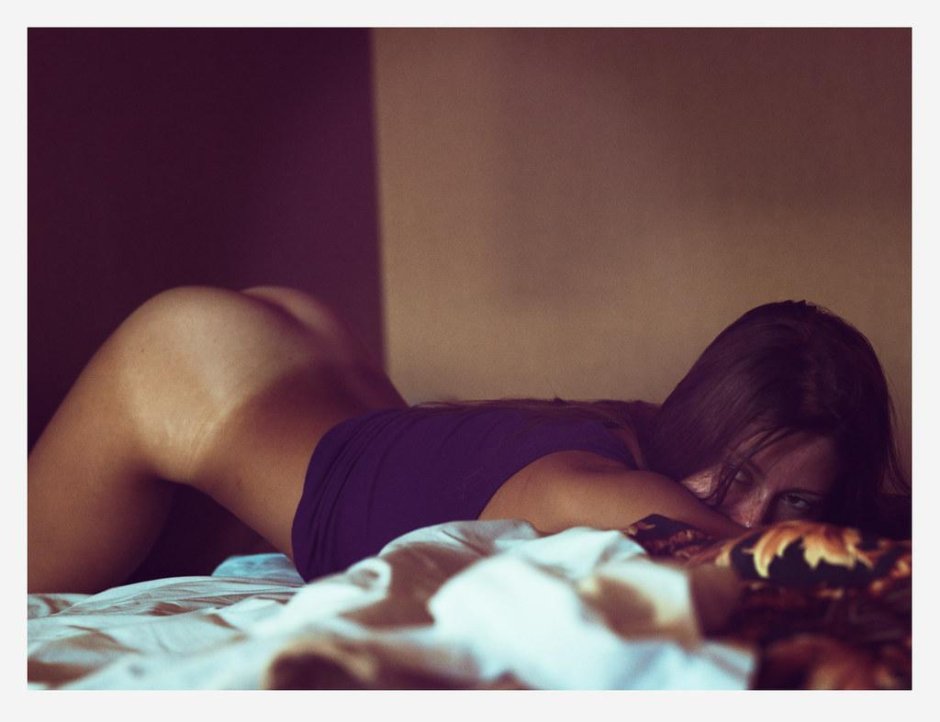 Девушка прогнулась