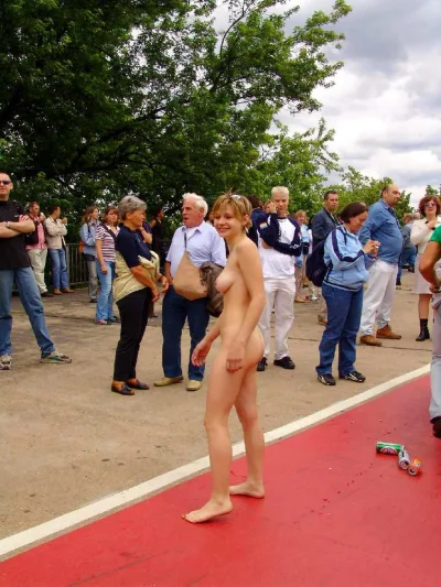 Экстремальная эксгибиционистка