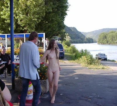 Голые женщины в общественных местах