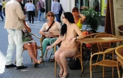 Голые люди на улице