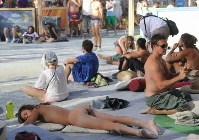 Пляж голых людей