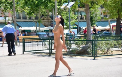 Ходит по улице голая