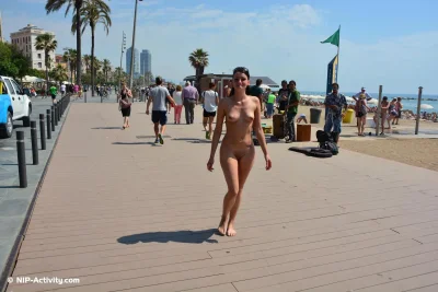 Голая девушка на улице