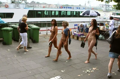Голая на людях