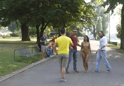 Молодежь гуляет голышом