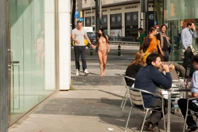 Ходит голая по улице