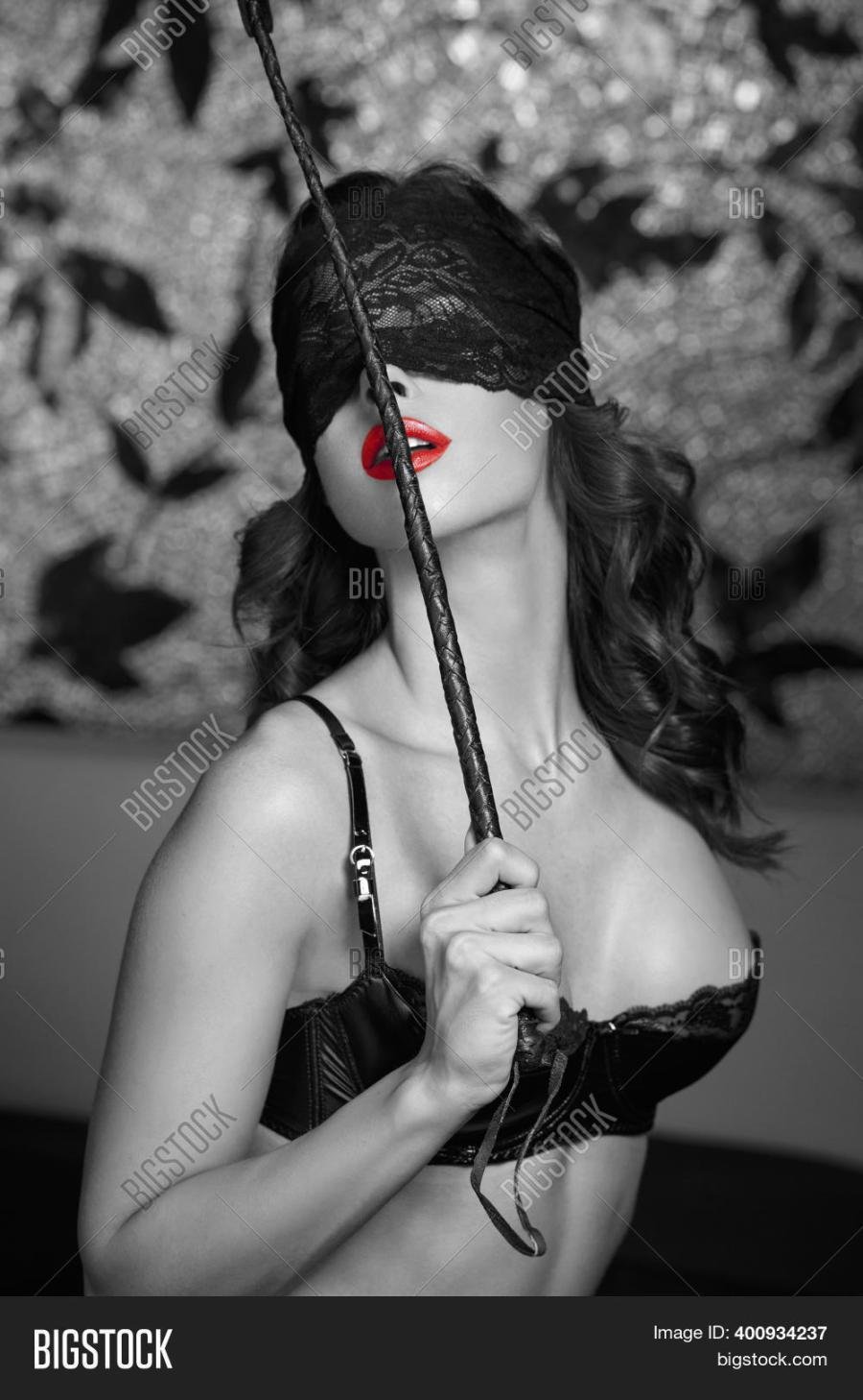 Девушка с плетью