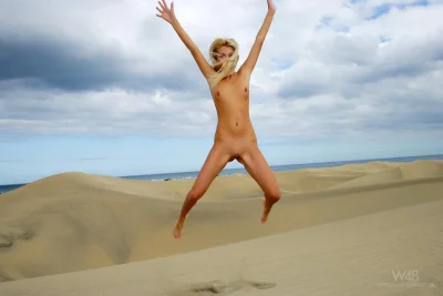 Девушки прыгают голышом