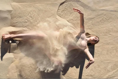 Девушка на песке