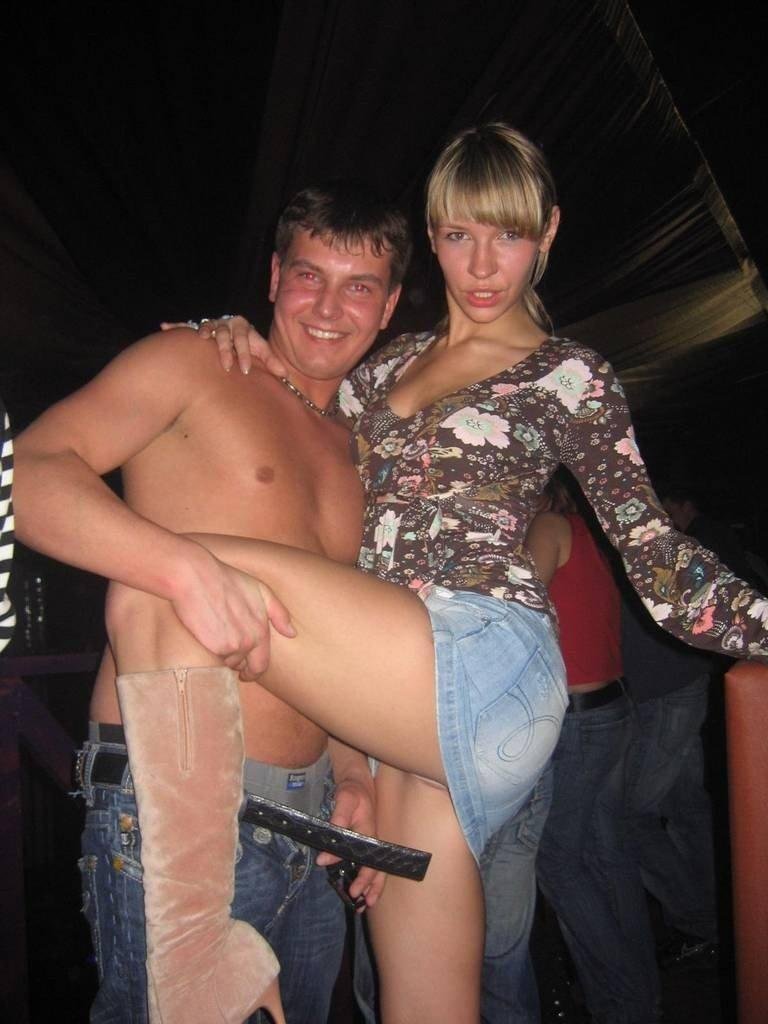 Юноши и девушки без трусов