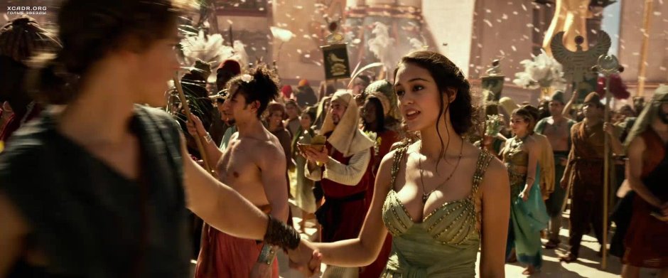 Кортни итон боги египта грудь