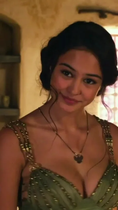 Кортни итон боги египта грудь