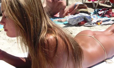 Девушки загорают топлесс