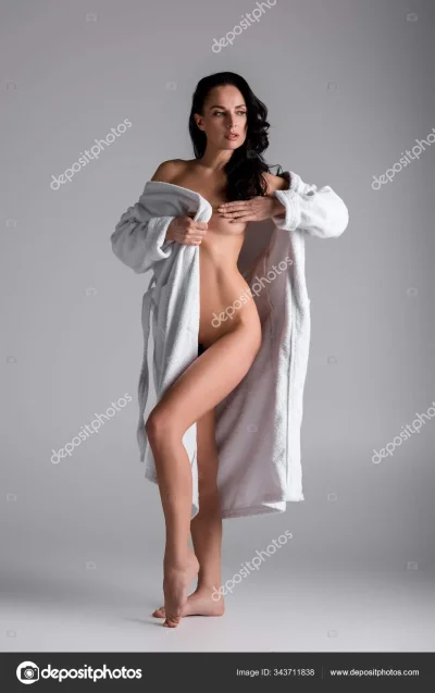 Красивая брюнетка в халате
