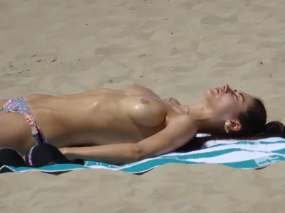 Топлес девушка