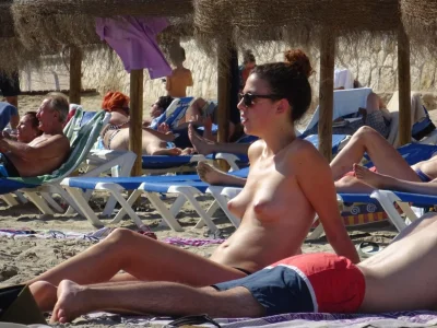 Девушка топлесс на пляже