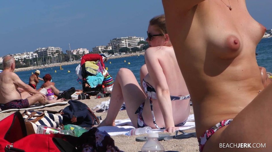 На пляже сиськи