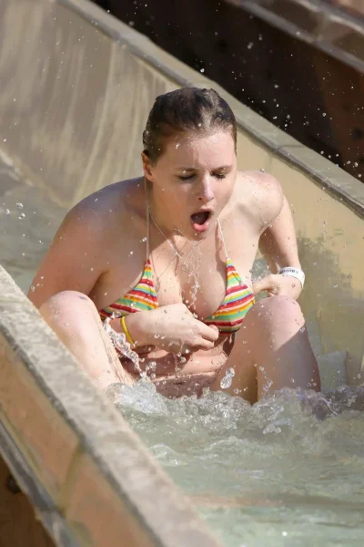 Девушка в аквапарке