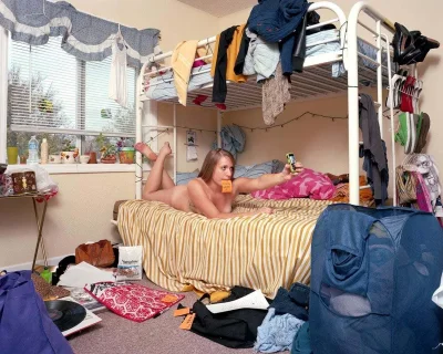 Девушка в общежитии