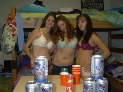 Девушки в общежитии