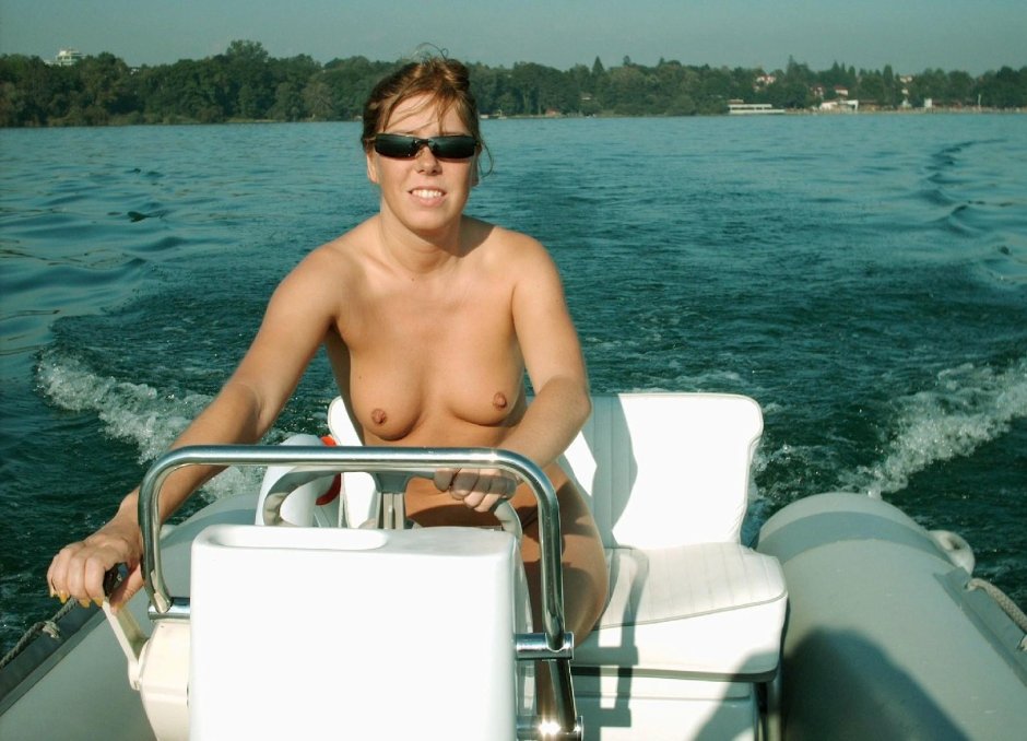 Яхта в море