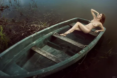 Девушка на лодке