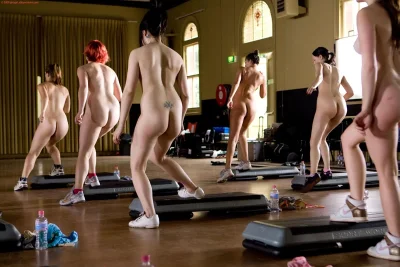 Голые занимаются аэробикой
