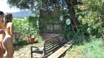 Нудисты на даче