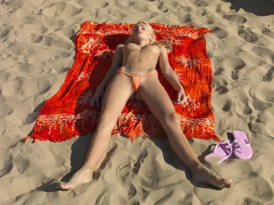 Девушка без трусов на пляже