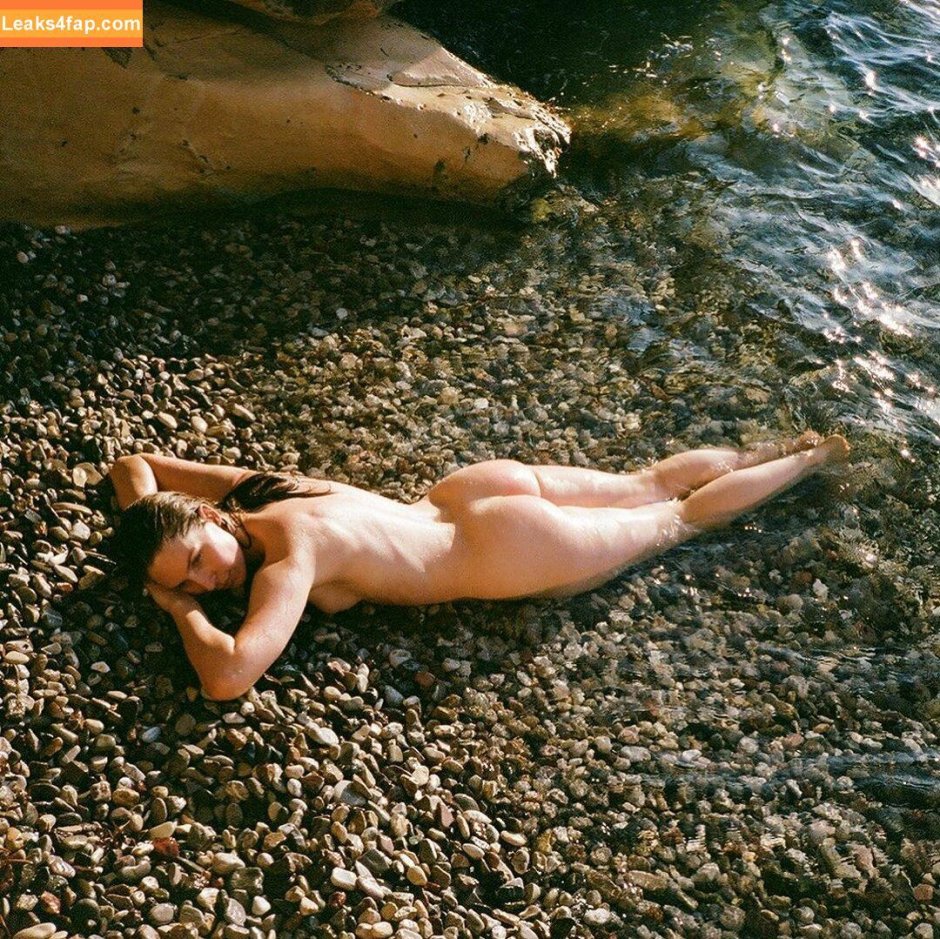 Обнаженная красотка