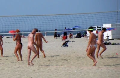 Пляжный волейбол без трусов