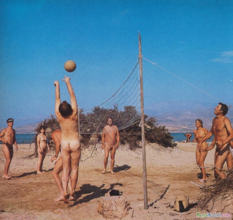 Пляжный волейбол нагишом ретро