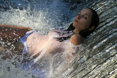 Мокрая девушка