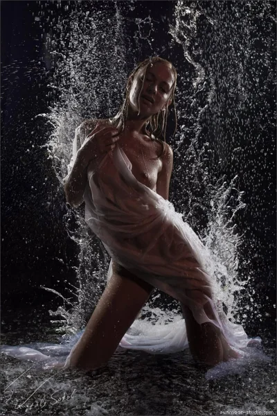 Мокрая девушка