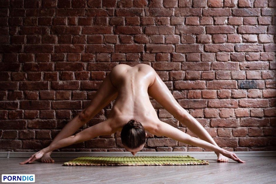 Голая мелисса мендини йога