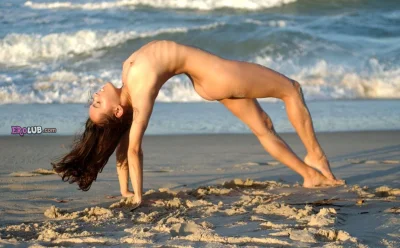 Голые гимнастки в воде