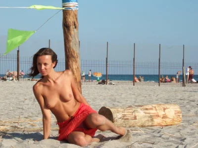 Девушки с маленькими сиськами на пляже