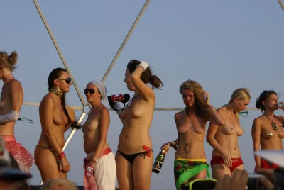 Пляжная вечеринка в стиле ню